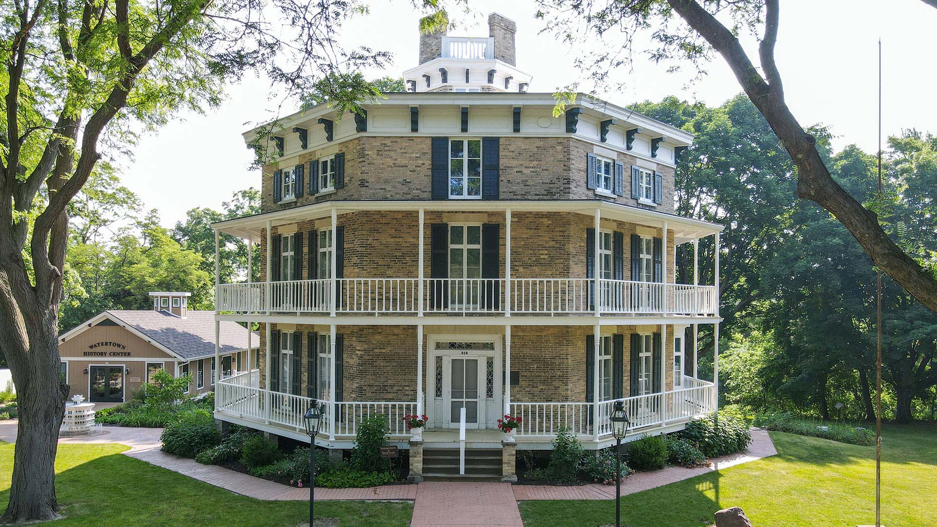 Exterior photo of the Octagon House in Watertown Wisconsin